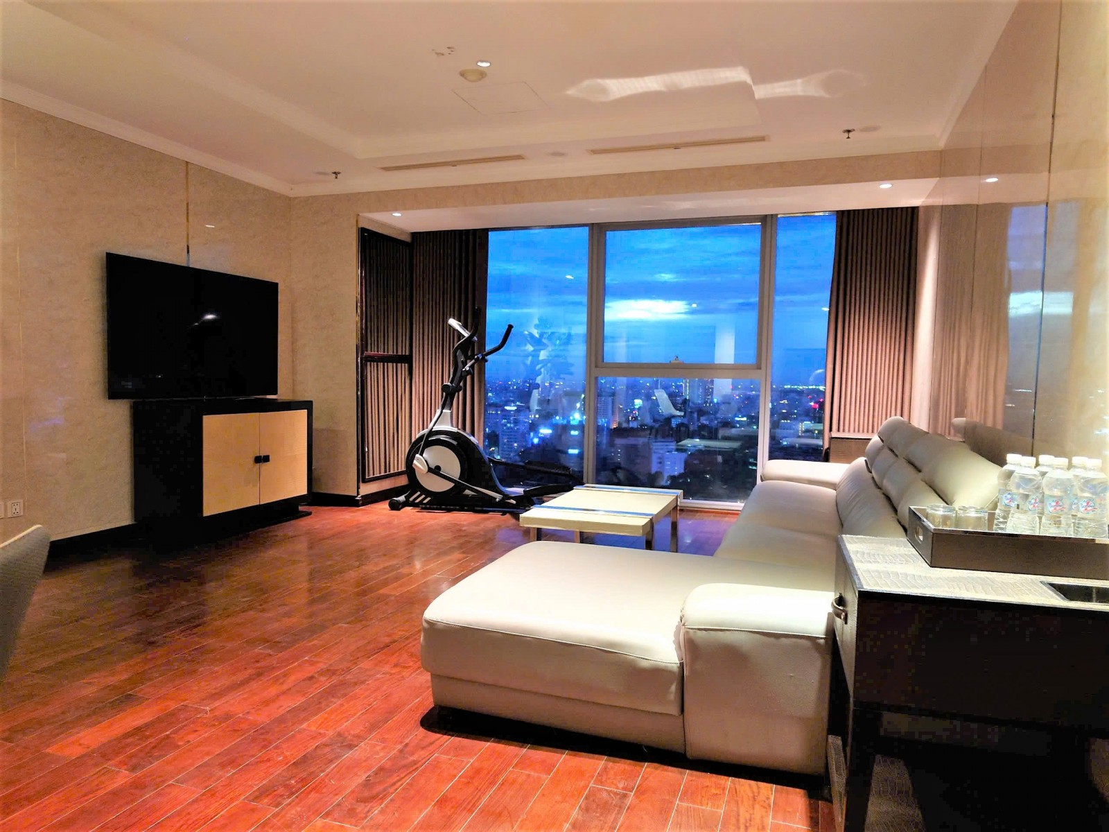Cho thuê căn hộ Vincom Đồng Khởi, 160m2, 3PN view Nhà thờ Đức bà, Q.1 - 13137