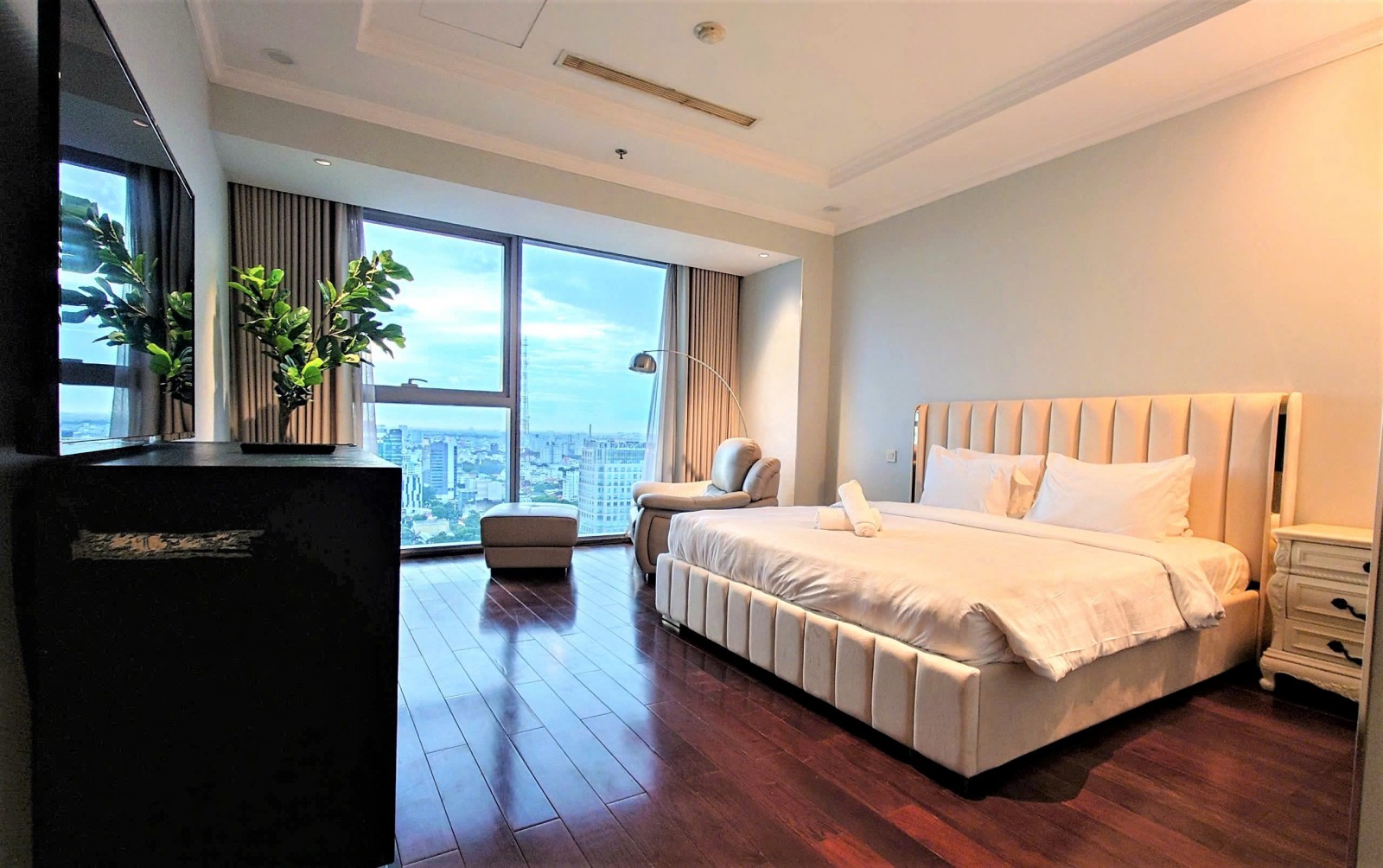 Cho thuê căn hộ Vincom Đồng Khởi, 160m2, 3PN view Nhà thờ Đức bà, Q.1 - 13135