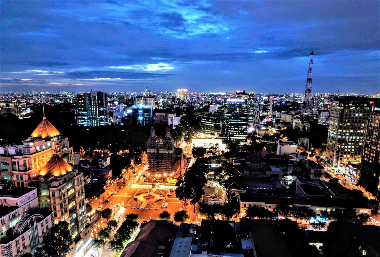 Cho thuê căn hộ Vincom Đồng Khởi, 160m2, 3PN view Nhà thờ Đức bà, Q.1 - 13136