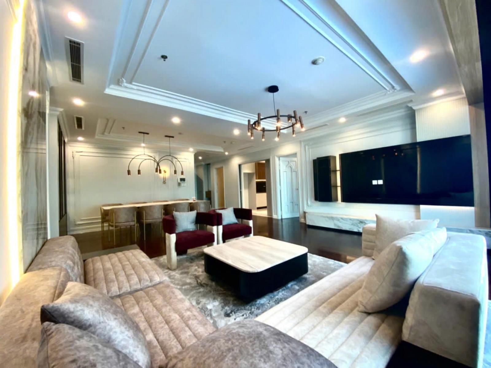 Cho thuê căn hộ hạng sang Vincom Đồng Khởi, DT 190m2, view hồ bơi, Q.1 - 13315