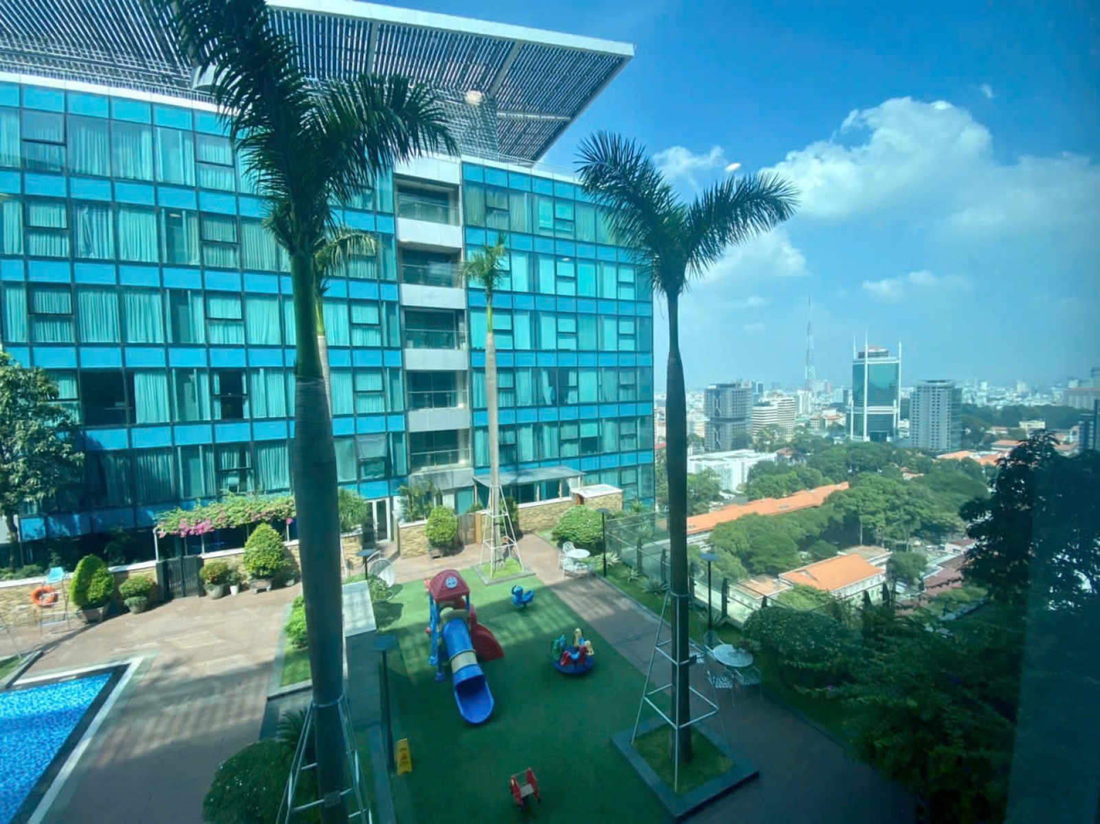 Cho thuê căn hộ hạng sang Vincom Đồng Khởi, DT 190m2, view hồ bơi, Q.1 - 13316