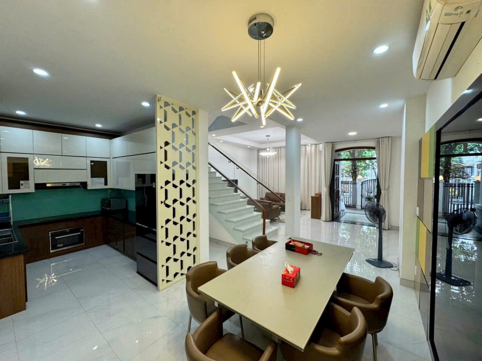 Cho thuê biệt thự liên kế vườn Nam viên, 4PN, nhà đẹp ngay công viên