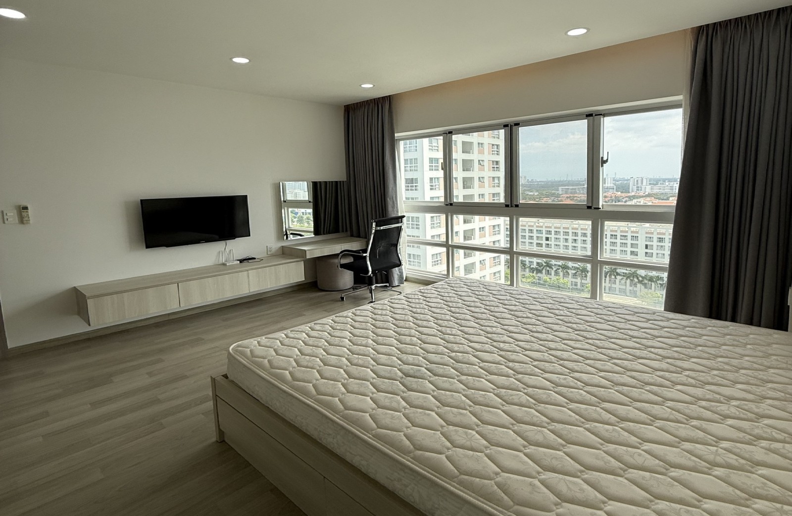 Cho thuê căn hộ Happy Valley 135m2, 3PN, lầu cao hướng Nam view đẹp - 13848