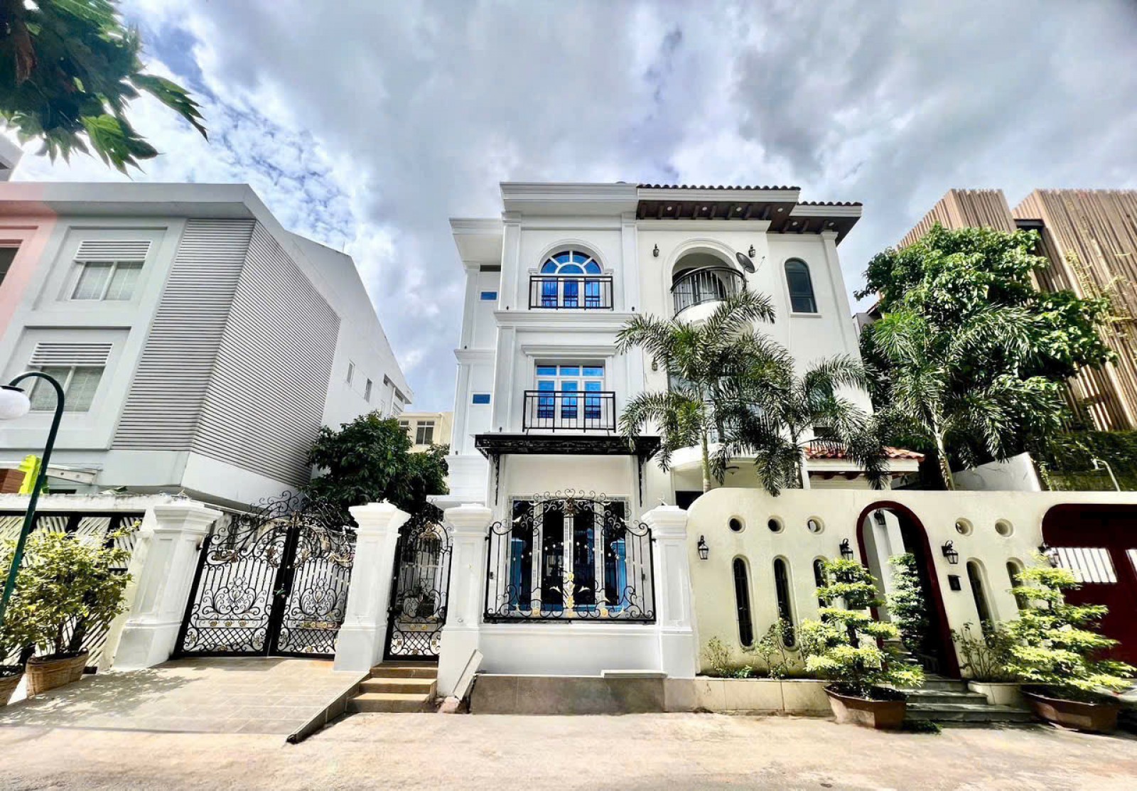 Cho thuê Biệt thự đẹp mới decor Mỹ Hưng, cạnh căn hộ Urban Hill Quận 7
