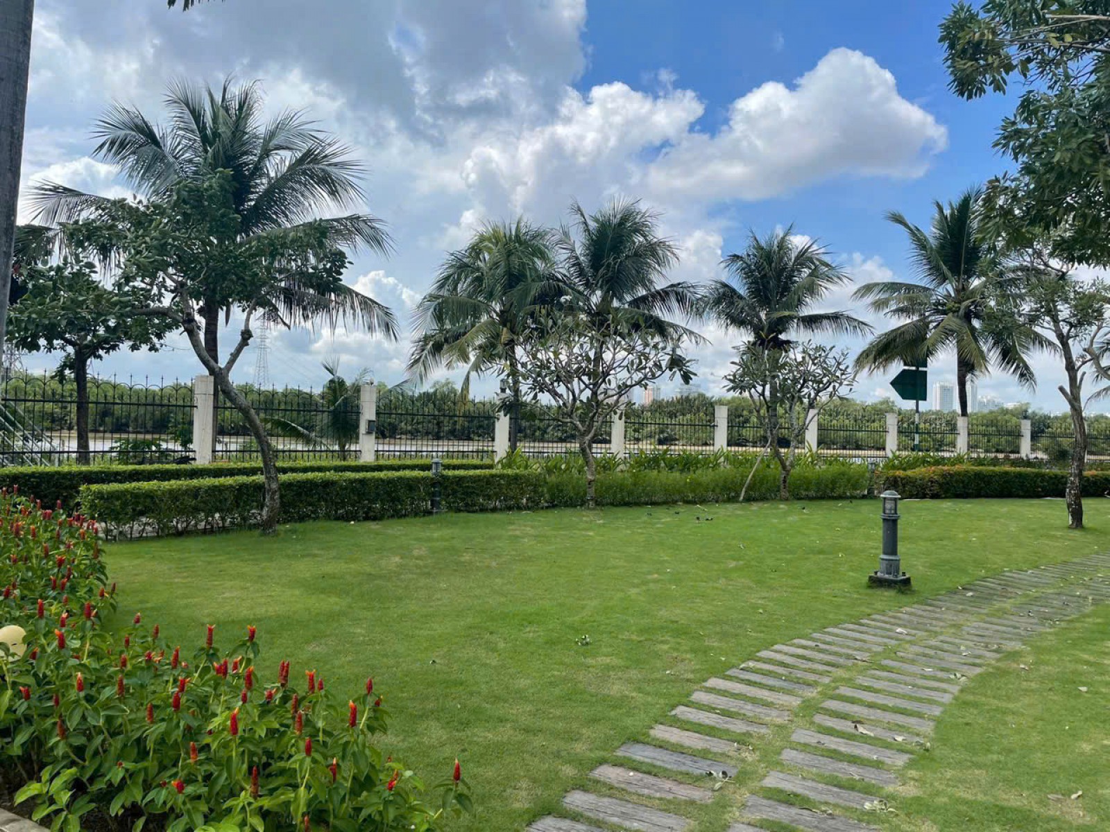 VILLA CHATEAU VEN SÔNG! Bán căn Biệt thự lâu đài Chateau mặt sông 667m2 view cực đẹp