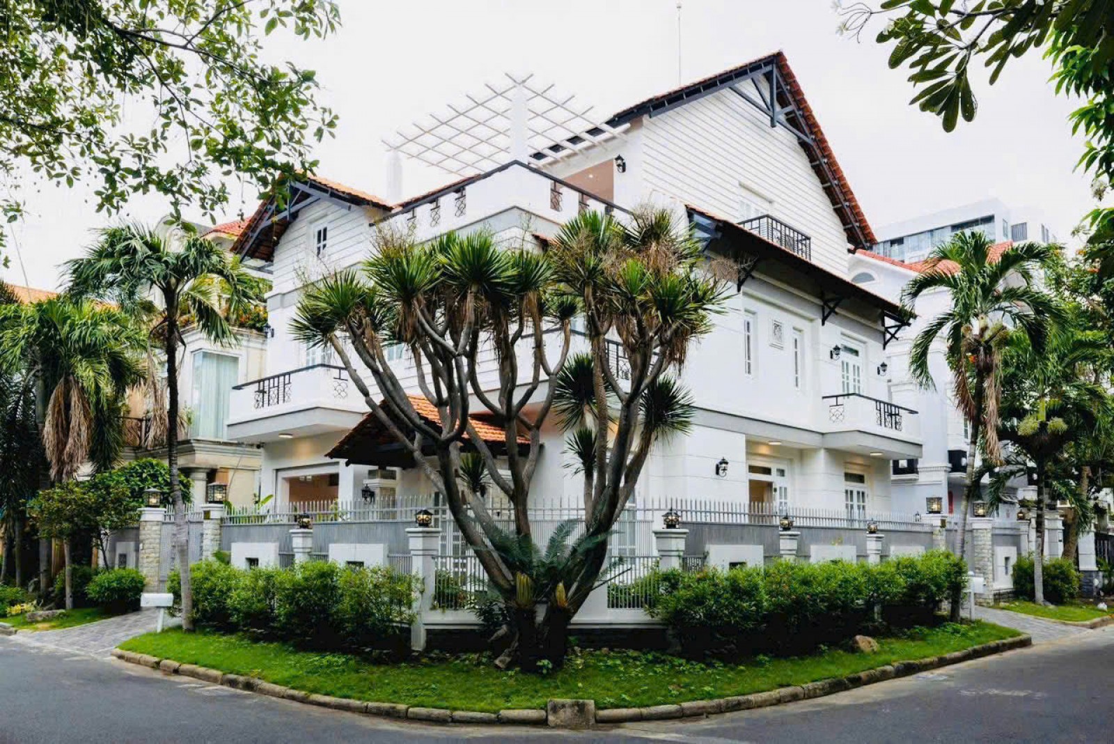 Cho thuê Biệt thự đơn lập Nam Thiên, 300m2, căn góc 2 mặt tiền yên tĩnh và đẹp ngay Phú mỹ hưng