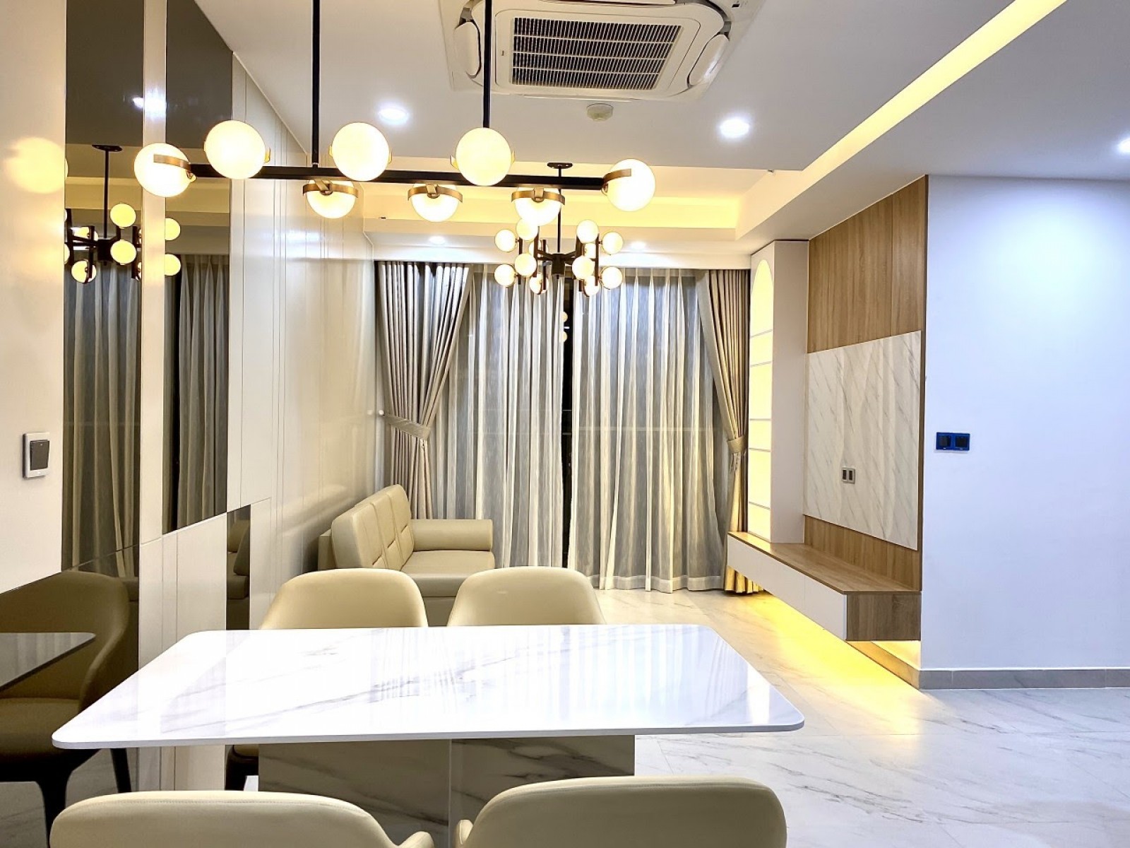 Cần cho thuê gấp căn hộ Grand View C Phú Mỹ Hưng, DT 172m2, 3PN, 2WC có ban công rộng thoáng.