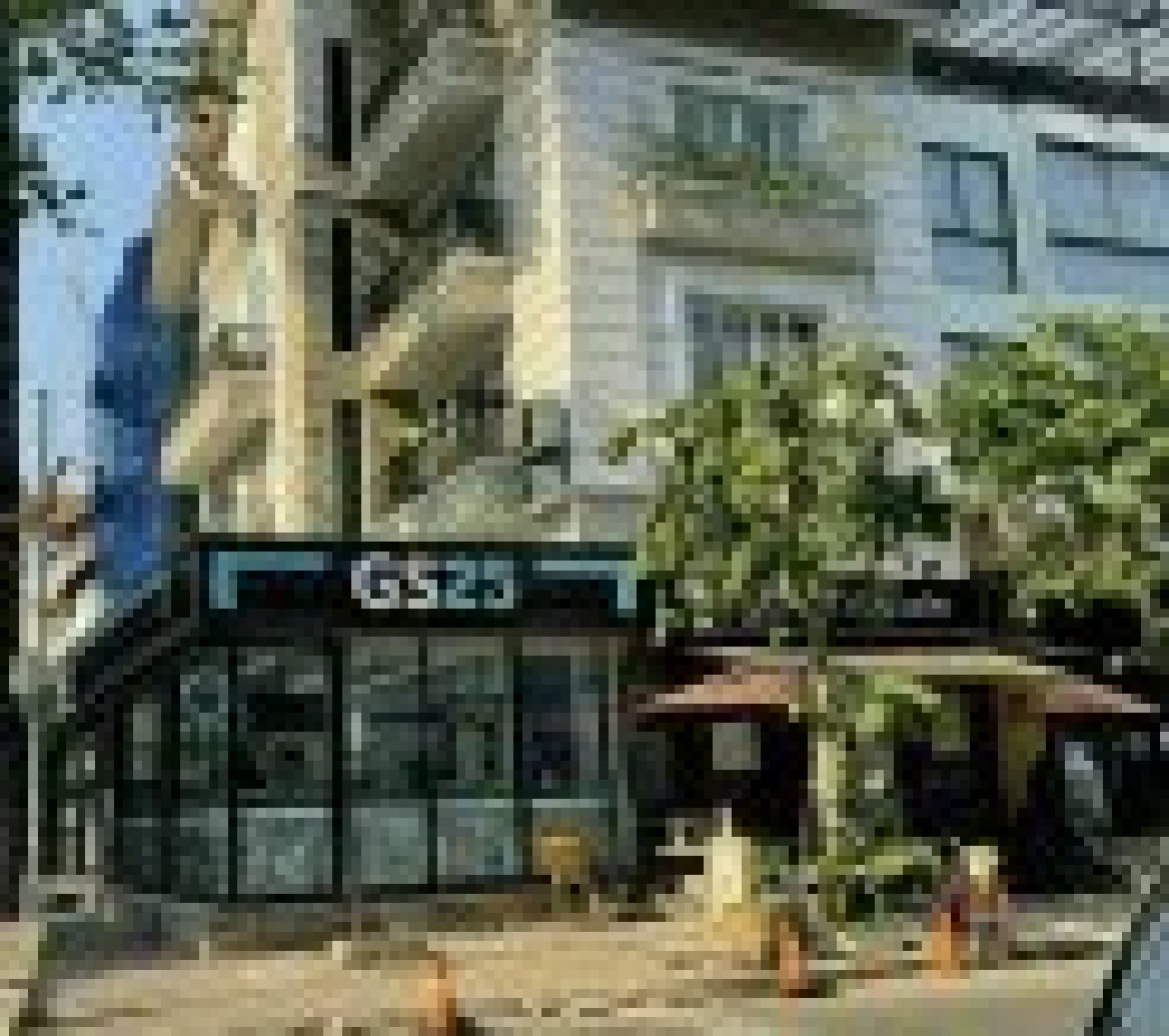 Cần bán nhà phố góc đường Phạm Văn Nghị và Lê Văn Thiêm, giá tốt.